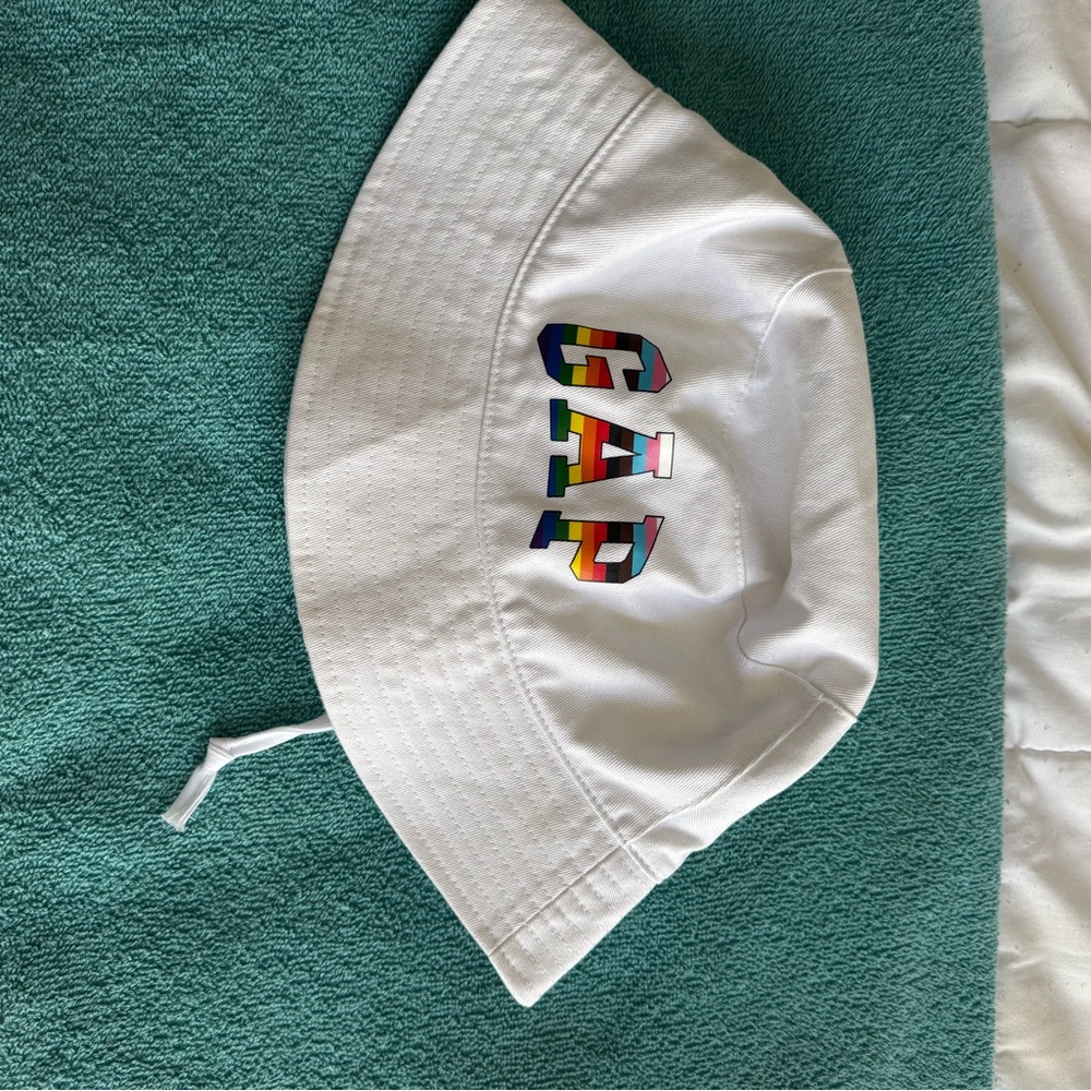GAP Bright White Bucket Hat